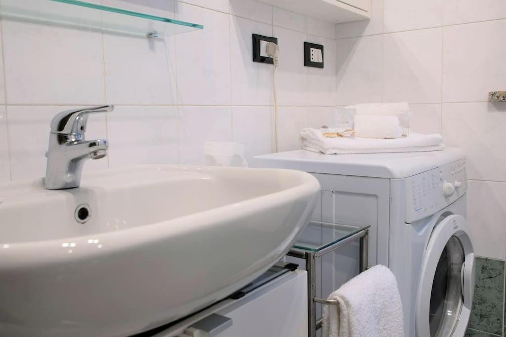 Апартаменты Casa Spezia - Metro Vicina, Wi-Fi Rapido & Netflix Турин Экстерьер фото