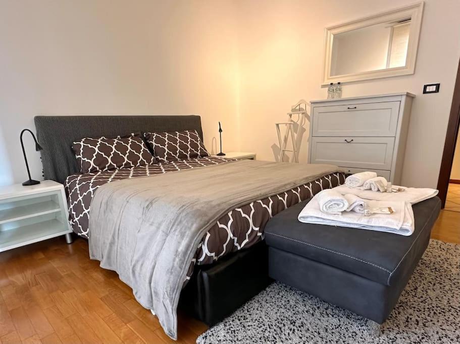 Апартаменты Casa Spezia - Metro Vicina, Wi-Fi Rapido & Netflix Турин Экстерьер фото
